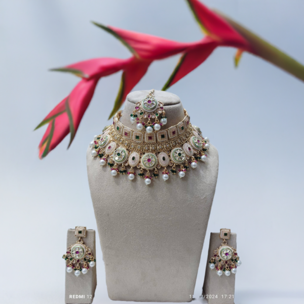 Luxury Kundan Choker Necklace Jewelry with Multicolor & Golden Tone With Maagh Tikka