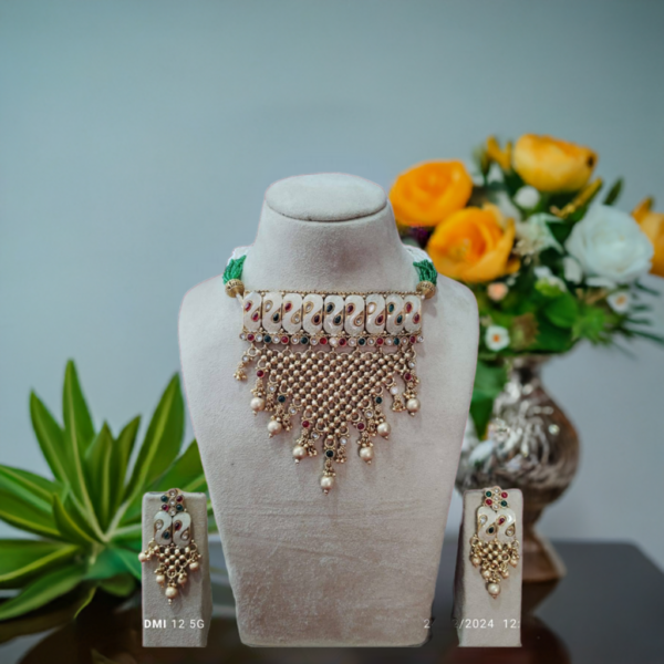 Regal Charm: Luxury Green Choker Necklace"