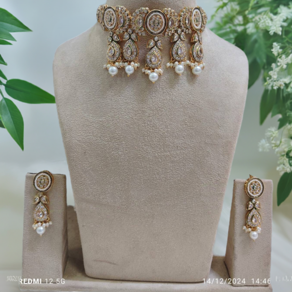 "Regal Majesty: Luxury Kundan Choker Necklace Jewelry in Green & Golden