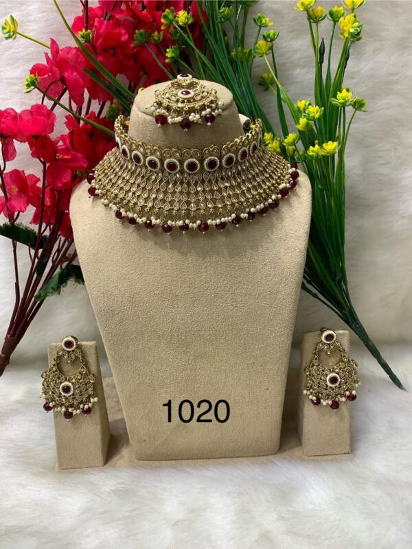 "Royal Elegance: Luxury Choker Necklace with Maang Tikka Earrings" ✨💎👑